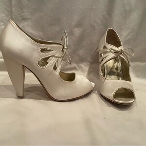 Seychelles Pointed Toe Lace Up Pump